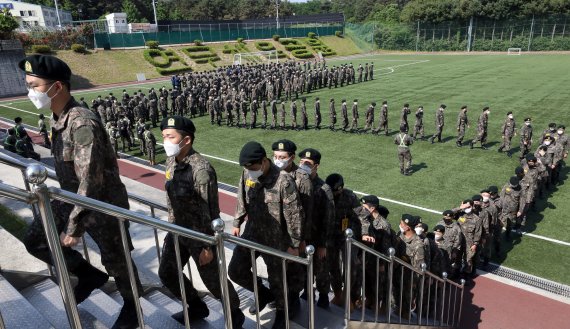 제8회 전국동시지방선거·국회의원 보궐선거 사전투표가 시작된 27일 오전 충남 논산시 연문화체육센터에 마련된 연무읍 제1사전투표소에서 육군훈련소 훈련병들이 투표를 하기위해 투표장으로 이동하고 있다. 2022.5.27/뉴스1 © News1 김기남 기자