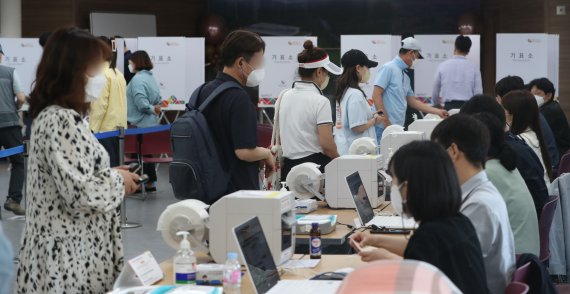 제8회 전국동시지방선거 사전투표 첫날인 27일 오후 경기 수원 영통구 광교1동사전투표소에서 시민들이 사전투표를 하고 있다. 2022.5.27/뉴스1 © News1 김영운 기자