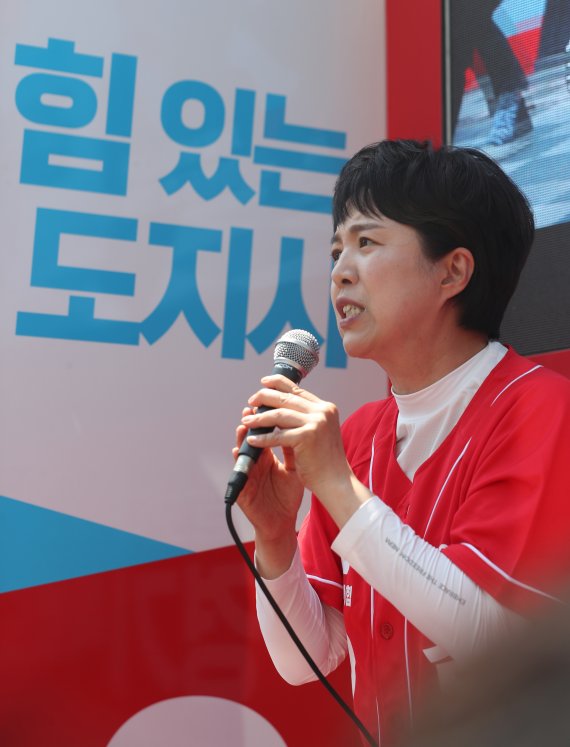 김은혜 국민의힘 경기도지사 후보가 27일 오전 경기 안산시 단원구 선부동의 한 거리에서 시민들에게 지지를 호소하고 있다. 2022.5.27/뉴스1 © News1 김영운 기자