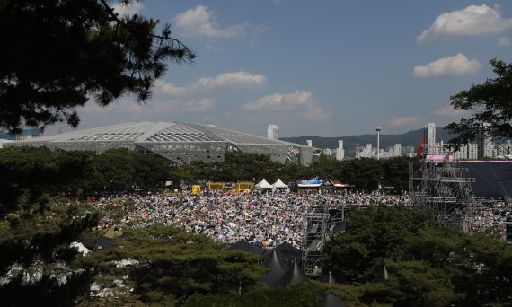 [서울=뉴시스] 조수정 기자 = 서울재즈페스티벌 2022가 열린 27일 서울 송파구 방이동 올림픽공원 88잔디마당에서 관람객들이 인산인해를 이루고 있다. 2022.05.27. chocrystal@newsis.com