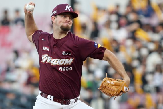 4일 오후 광주 북구 광주-기아챔피언스필드에서 열린 '2022 프로야구 신한은행 SOL KBO리그' 키움 히어로즈와 KIA 타이거즈의 경기에서 키움 선발 애플러가 투구하고 있다. 2022.5.4/뉴스1 © News1 황희규 기자