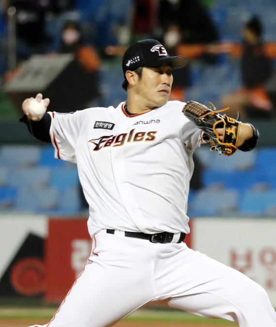 22일 오후 대전 중구 한화생명 이글스파크에서 열린 2020 프로야구 신한은행 SOL KBO리그 기아 타이거즈와 한화 이글스 경기에서 한화 선발 투수 장민재가 역투하고 있다. 2020.10.22/뉴스1 © News1 김기태 기자