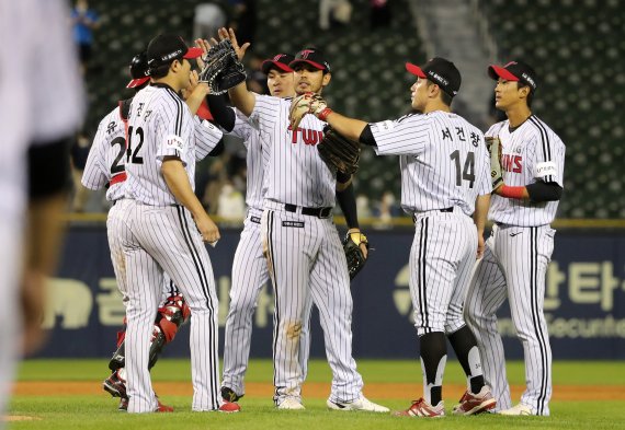 27일 오후 서울 송파구 잠실야구장에서 열린 프로야구 '2022 신한은행 SOL KBO리그' 삼성라이온즈와 LG트윈스의 경기, 5대0 승리를 거둔 LG 선수들이 기쁨을 나누고 있다. 2022.5.27/뉴스1 © News1 김진환 기자