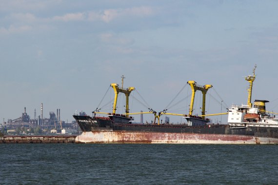 27일(현지시간) 우크라이나 마리우폴 항구에서 촬영된 화물선.AP뉴시스