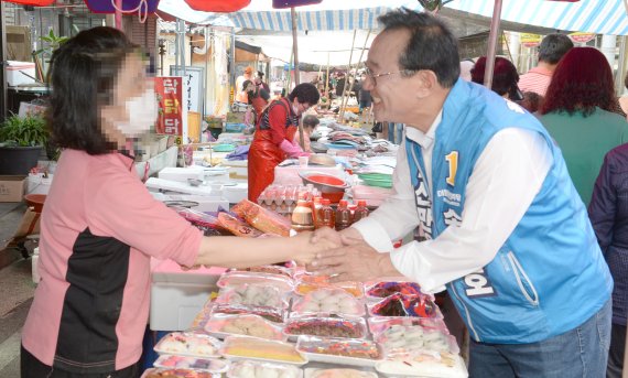 [울산=뉴시스] 배병수 기자 = 송철호 더불어민주당 울산시장후보가 21일 오전 울산 북구 호계시장을 방문해 상인과 인사를 나누고 있다. 2022.05.21. bbs@newsis.com