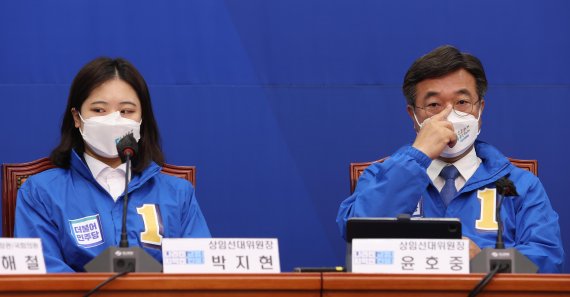 [서울=뉴시스] 전진환 기자 = 윤호중, 박지현 더불어민주당 상임선대위원장(공동비대위원장)이 25일 국회에서 열린 더불어민주당 국정균형과 민생안정을 위한 선대위 합동회의에 자리하고 있다. (공동취재사진) 2022.05.25. photo@newsis.com