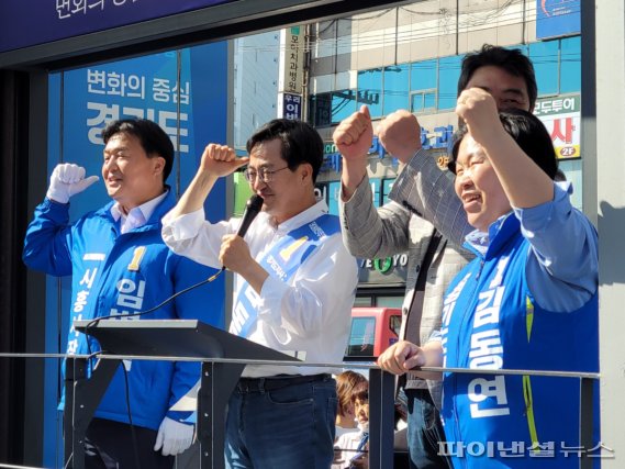 더불어민주당 임병택 시흥시장 후보-김동연 경기도지사 후보-문정복 국회의원 27일 시흥 삼미시장 앞 합동유세. 사진제공=임병택 후보 캠프