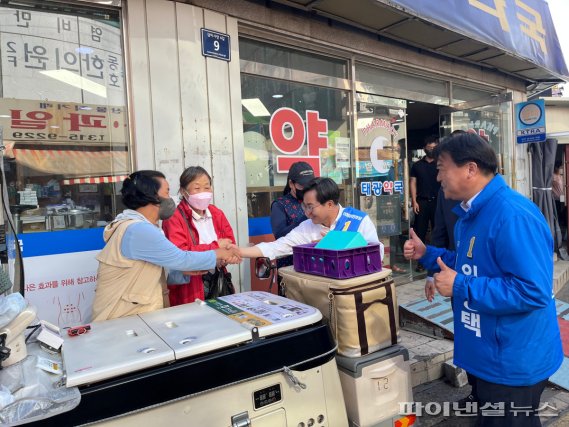 더불어민주당 임병택 시흥시장 후보-김동연 경기도지사 후보 27일 시흥 삼미시장 순회 합동유세. 사진제공=임병택 후보 캠프