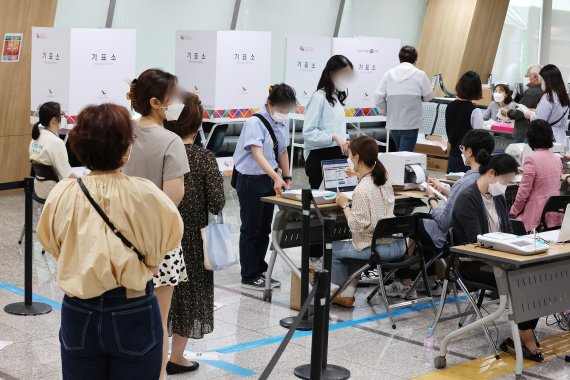 제8회 전국동시지방선거 사전 투표 첫날인 27일 서울 용산구의회에 마련된 이태원 제1동 사전투표소에서 유권자들이 투표하고 있다. 2022.5.27/뉴스1 © News1 조태형 기자