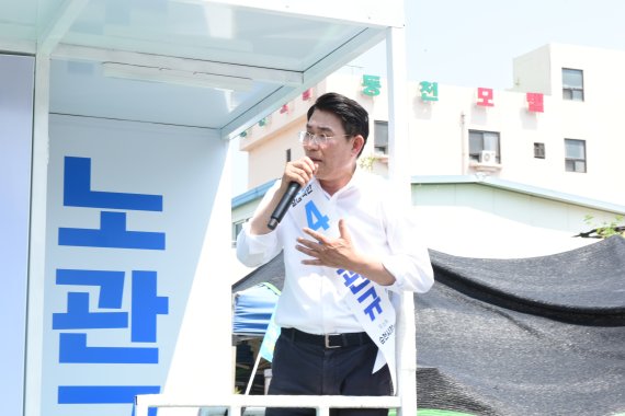 노관규 무소속 순천시장 후보가 22일 순천 아랫장 5일장에서 선거 유세 활동을 벌이고 있다.2022.5.22/뉴스1 © News1 김동수 기자