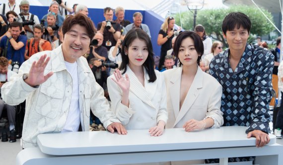 배우 송강호(왼쪽부터), 이지은(아이유), 이주영, 강동원이 27일 (현지시간) 제75회 칸 국제영화제가 열리고 있는 프랑스 남부 칸 ‘팔레 데 페스티벌’(Palais des Festivals) 에서 열린 경쟁부문 진출작 ‘브로커’ 포토콜 행사에 참석, 포즈를 취하고 있다. 2022.5.27/뉴스1 © News1 이준성 프리랜서기자