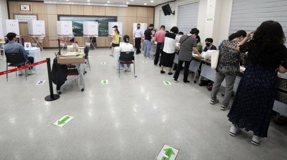 제8회 전국동시지방선거 사전투표 둘째날인 28일 울산 북구 농소3동행정복지센터에 마련된 사전투표소에서 시민들이 투표를 하고 있다. 2022.5.28/뉴스1 © News1 조민주 기자