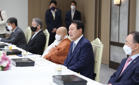 종교 지도자들 만난 尹 "국민 마음 잘 어루만지며 하나로 모을 것"