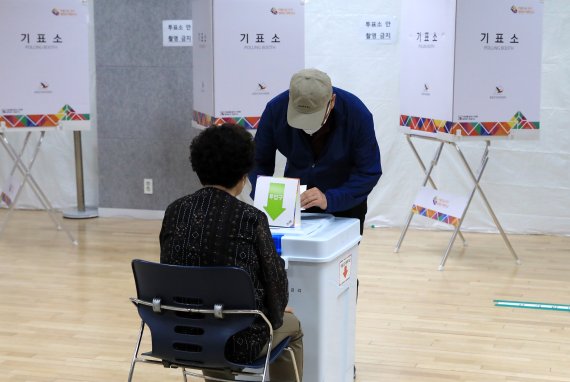 사전투표 둘째 날인 28일 오전 서울 중구 다산동 주민센터에 마련된 사전투표소에서 유권자들이 투표하고 있다. /사진=뉴스1