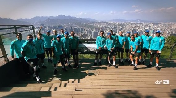 [서울=뉴시스]네이마르 등 브라질 선수단, 남산 나들이 (사진 = 브라질축구협회 SNS 캡처) /사진=뉴시스