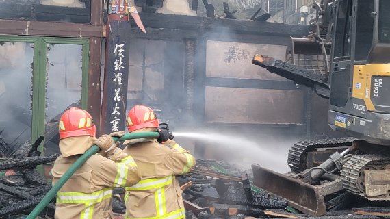 28일 낮 12시쯤 경북 울진군 근남면 행곡리의 한 야산에서 발생한 불이 바람을 타고 울진읍 읍남리 쪽으로 확산되고 있다. 산림당국은 산불전문진화헬기 등 25대와 장비 79대, 공무원 등 200여명을 투입 진화작업을 벌이고 있다, 소방대원들이 울진군청과 약 1km정도 떨어진 곳에 있는 한 사찰에서 진화작업을 하고 있다.,(경북도소방본부제공)2022.5.28/뉴스1 © News1 정진욱 기자