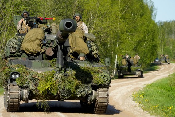라트비아 스트렌치 인근에서 22일(현지시간) 나토 EFP(Enhanced Forward Presence Battle Group Latvia) 연합 전투군의 대규모 기동훈련 Namejs 2022이 진행되고 있는 모습. 라트비아 군인들이 M109A5 자주포를 몰고 있다. 2022.05.22/뉴스1 © 로이터=뉴스1 © News1 김민수 기자