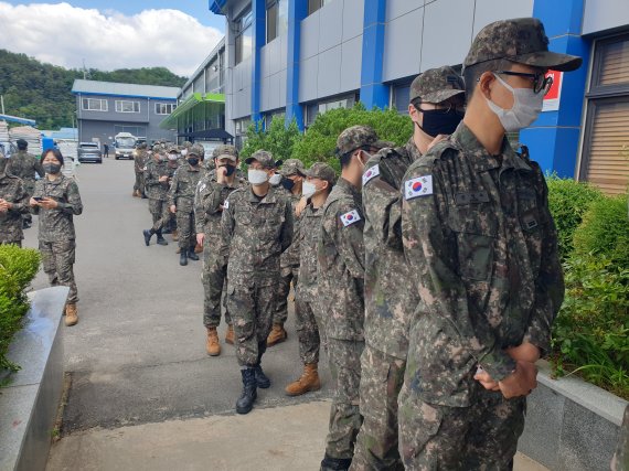 6.1 지방선거 사전투표 첫날인 27일 오전 강원 춘천시 신북읍 사전투표소를 찾은 육군 2군단 소속 장병들이 투표를 위해 줄을 서 있다. 2022.5.27/뉴스1 © News1 이종재 기자