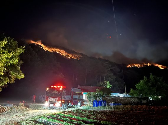 28일 오후 경북 울진군 근남면 행곡2리 산에서 불길이 번지고 있다. 산림당국인 이날 낮 12시쯤 행곡리 인근 산에서 난 불로 산림 110ha가 소실됐다고 밝혔다.(경북소방본부제공)2022.5.28/뉴스1 © News1 최창호 기자