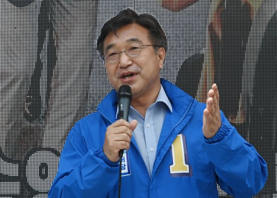 [서울=뉴시스] 국회사진기자단 = 윤호중 더불어민주당 상임선거대책위원장이 26일 서울 서대문구 현대백화점 신촌점 유플렉스 앞에서 서울시장 후보 지원유세를 펼치고 있다. 2022.05.26. photo@newsis.com