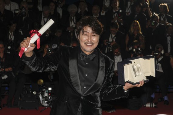 Song Kang-ho, winner of the award for best actor for 'Broker,' poses for photographers during the photo call following the awards ceremony at the 75th international film festival, Cannes, southern France, Saturday, May 28, 2022. (AP Photo/Petros Giannakouris) /뉴시스/AP /사진=뉴시스