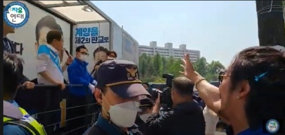 보수 유튜버 안정권씨가 이재명 후보 유세현장에서 방송을 하고 있다. (유튜브 채널 자유연대 캡처) / 뉴스1