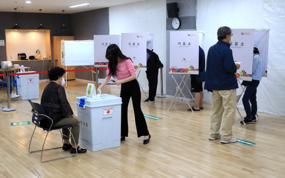 제8회 전국동시지방선거 사전 투표 이틑날인 28일 오전 서울 중구 다산동 주민센터에 마련된 사전투표소에서 유권자들이 투표하고 있다. 2022.5.28/뉴스1 © News1 구윤성 기자