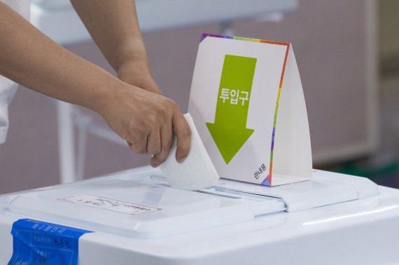 28일 오전 인천 계양구 계산2동행정복지센터에 마련된 사전투표소에서 한 유권자가 투표를 하고 있다. 2022.5.28/뉴스1 © News1 이재명 기자