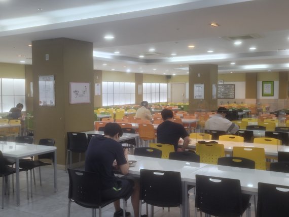 [서울=뉴시스]지난 26일 오전 서울 성북구 성복중앙교회 내 식당에서 학생들이 식사 중이다. 2022. 5. 26.