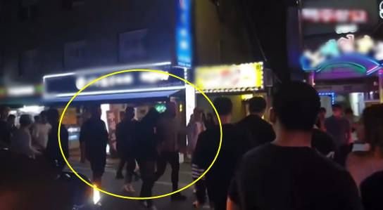 서초구에 위치한 클럽에 들어가는 브라질 대표팀의 모습. 트위터 갈무리