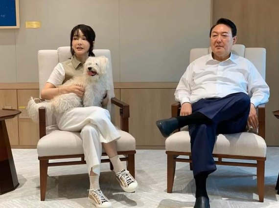 [서울=뉴시스] 윤석열 대통령 내외가 반려견과 함께 서울 용산 대통령실에서 여유를 즐기는 사진이 29일 공개됐다. (사진=페이스북 '건희사랑' 캡처). 2022.05.29. photo@newsis.com *재판매 및 DB 금지
