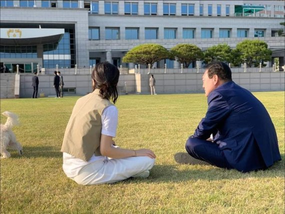 [서울=뉴시스] 윤석열 대통령 내외가 반려견과 함께 서울 용산 대통령실 청사 앞 잔디마당에서 여유를 즐기는 사진이 29일 공개됐다. (사진=페이스북 '건희사랑' 캡처). 2022.05.29. photo@newsis.com *재판매 및 DB 금지
