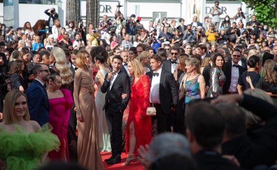 23일 오후(현지시간) 제75회 칸 국제영화제가 열리고 있는 프랑스 남부 칸 ‘팔레 데 페스티벌’(Palais des Festivals)에서 경쟁부문 진출작 영화 ’헤어질 결심' 월드 프리미어 시사회가 열려 참석한 관객들이 입장하고 있다. 2022.5.24/뉴스1 © News1 이준성 프리랜서기자