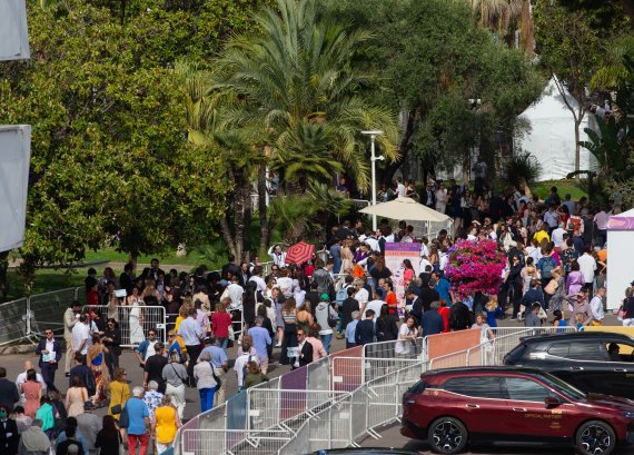 23일 오후(현지시간) 제75회 칸 국제영화제가 열리고 있는 프랑스 남부 칸 ‘팔레 데 페스티벌’(Palais des Festivals)에서 경쟁부문 진출작 영화 ’헤어질 결심' 월드 프리미어 시사회가 열려 관객들이 입장하기 위해 줄을 서고 있다. 2022.5.24/뉴스1 © News1 이준성 프리랜서기자