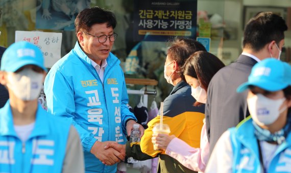 유세하는 도성훈 인천교육감 후보(캠프 제공)2022.5.29/뉴스1 © News1 박아론 기자