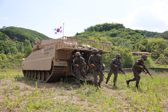 "한화 '레드백' 장갑차, 위풍당당... 獨 제치고 호주에 2조원대 수출 쾌거”