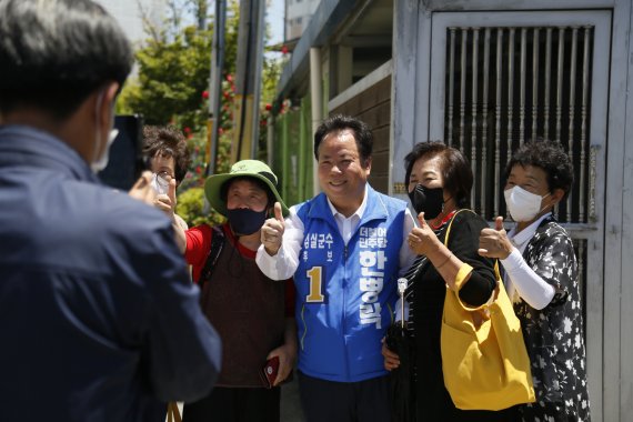 제8회 전국동시지방선거 전북 임실군수에 출마하는 한병락 더불어민주당 후보가 주민들과 직접 만나며 지지를 호소하고 있다. 민주당을 뜻하는 1번을 손가락으로 표시하고 있다.2022.5.29/© 뉴스1 이지선기자