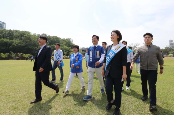 [서울=뉴시스] 국회사진기자단 = 송영길 더불어민주당 서울시장 후보가 29일 서울 강북구 북서울꿈의숲에서 지역 구청장, 시의원 후보들과 유세하고 있다. 2022.05.29. photo@newsis.com