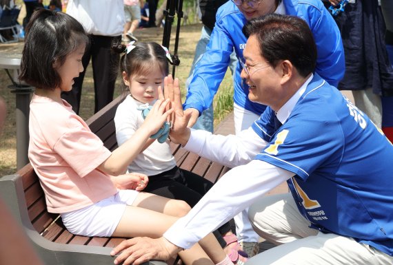 [서울=뉴시스] 국회사진기자단 = 송영길 더불어민주당 서울시장 후보가 29일 서울 강북구 북서울꿈의숲에서 유세 중 어린이들과 인사하고 있다. 2022.05.29. photo@newsis.com
