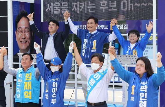 [서울=뉴시스] 국회사진기자단 = 송영길 더불어민주당 서울시장 후보가 29일 서울 강북구 북서울꿈의숲에서 지지를 호소하고 있다. 2022.05.29. photo@newsis.com