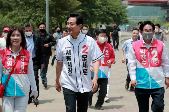 [서울=뉴시스] 국회사진기자단 = 오세훈 국민의힘 서울시장 후보가 29일 오후 서울 한강시민공원 망원지구를 방문해 도보유세를 하고 있다. 2022.05.29. photo@newsis.com