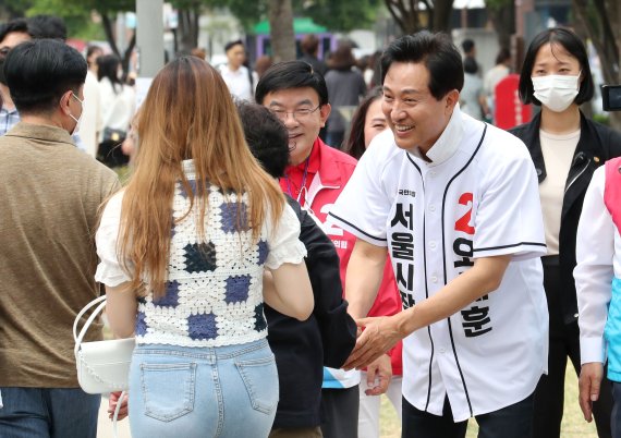 [서울=뉴시스] 국회사진기자단 = 오세훈 국민의힘 서울시장 후보가 29일 서울 마포구 연남 경의선숲길(일명 연트럴파크)에서 도보유세를 하며 지지를 호소하고 있다. 2022.05.29. photo@newsis.com