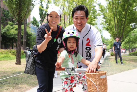 [서울=뉴시스] 국회사진기자단 = 오세훈 국민의힘 서울시장 후보가 29일 서울 마포구 연남 경의선숲길(일명 연트럴파크)에서 도보유세를 하며 시민들과 기념촬영을 하고 있다. 2022.05.29. photo@newsis.com