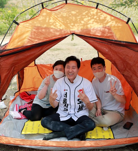 [서울=뉴시스] 국회사진기자단 = 오세훈 국민의힘 서울시장 후보가 29일 오후 서울 한강시민공원 망원지구를 방문해 시민들과 기념촬영을 하고 있다. 2022.05.29. photo@newsis.com