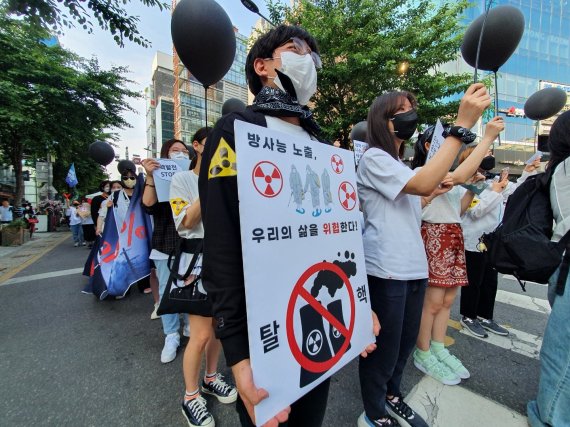 29일 오후 서울 서대문구 신촌역 앞에서 대학생기후행동, 청년 기후행동이 '알록달록 기후정의 페스티벌' 뒤 대학가를 행진하고 있 있다. 2022.5.29/뉴스1 © News1 황덕현 기자