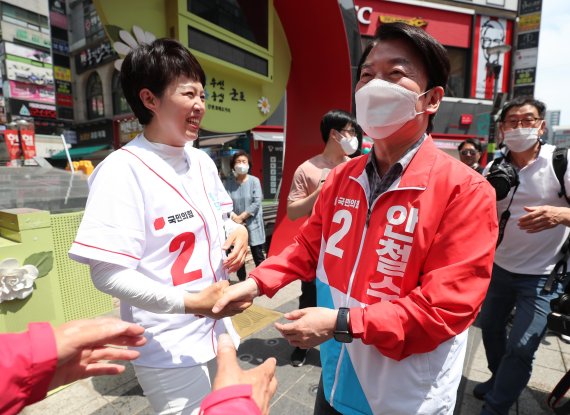 함박웃음. 김은혜 국민의힘 경기도지사 후보(왼쪽)와 안철수 성남 분당갑 국회의원 보궐선거 후보가 29일 경기 군포 산본 로데오거리에서 만나 악수하고 있다. 국회사진기자단