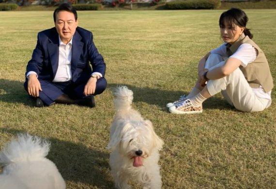 윤석열 대통령과 부인 김건희 여사가 반려견들과 용산 대통령실 잔디밭에서 즐거운 시간을 보내고 있는 모습이 29일 공개됐다. (건희사랑) 2022.5.29/뉴스1