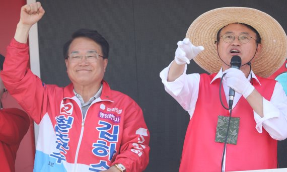 29일 경북 청도 삼거리에서 열린 국민의힘 김하수 청도군수 후보 유세에서 이철우 경북지사 후보가 국민의힘 시장, 도·군의원 후보들의 지지를 호소하고 있다. 2022.5.29/뉴스1 © News1 정우용 기자