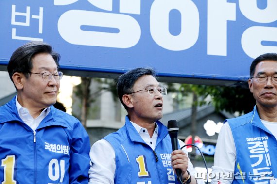 이재명 민주당 총괄선대위원장-정하영 김포시장 후보(가운데) 28일 김포한강신도시 라베니체에서 합동 유세 진행. 사진제공=정하영 후보 캠프