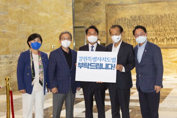 [서울=뉴시스] 김경목 기자 = 29일 오후 왼쪽부터 더불어민주당 서영교 국회 행정안전위원회 위원장, 송기헌(강원 원주을) 국회의원, 이광재 강원도지사 후보, 최문순 강원도지사, 허영(강원 춘천·철원·화천·양구갑) 국회의원이 서울 국회에서 '강원특별자치도 설치 등에 관한 특별법' 본회의 통과를 호소하고 있다. (사진=이광재 후보 제공) 2022.05.29. photo@newsis.com